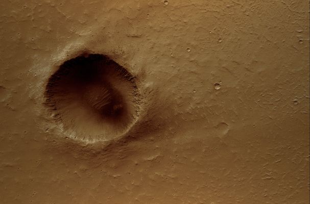 Impact Crater and Windstreak (Saturated Natural Colors; credits for the additional process. and color.: Dr Paolo C. Fienga - Lunar Explorer Italia)
Caption NASA:"This MGS-MOC image shows a 1,2-Km-diameter North mid-latitude crater with a bright wind streak". 

Location near: 30,8° North Lat. and 131,8° West Long.
Image width: ~3 Km (~1,9 mi) 
Illumination from: lower left 
Season: Northern Summer
Parole chiave: Mars from orbit - Craters - Unnamed Crater with DUnefield and Wind-Streak