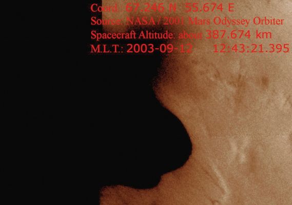 Migrating Dunes, Dirty Waters or maybe Surfacing Hydrocarbons? (1 - Natural Colors; credits for the additional process. and color.: Dr Paolo C. Fienga - Lunexit Team)
Attraverso la ricerca e selezione, operata dal bravissimo Dr Gianluigi Barca, di 5 frames, ottenuti nell'arco di 4 anni ma TUTTI relativi al medesimo rilievo superficiale (ossìa un cratere di modeste dimensioni situato ad una relativamente elevata Latitudine Sud), è possibile vedere con estrema chiarezza la - diciamo così... - "bizzarra" evoluzione di un "qualcosa" che giace sul fondo del cratere stesso. 
Non è necessario spendere troppe parole sull'evidenza delle variazioni (anche cromatiche) occorse al materiale inquadrato in questi 5 frames, ma ci sembra opportuno sottolineare che una sequenza talmente incredibile e così chiaramente indicativa del verificarsi di eventi caratterizzati da una matrice (forse) indicativa di una recentissima - ed ancora perdurante - attività geologica avrebbe meritato l'attenzione di Scienziati e Ricercatori di tutto il Mondo. Attenzione che, invece (ed almeno per quanto ci è dato sapere) non c'è stata. Zero, nihil: totale silenzio. Curioso. Curioso specialmente allorchè andiamo a vedere (e leggere, in 1000 salse diverse!) che un evento di gran lunga meno eclatante - il rinnovarsi/ampliarsi di un "gully" - ha trovato spazio ed interesse (forse eccessivi e sproporzionati) nell'intera Comunità Scientifica. 
Attenzione: che l'ampliarsi e modificarsi di "gullies" sia un possibile indice della presenza di acque superficiali su Marte è un fatto importante, senza dubbio; ma anche l'avanzare, il ritrarsi ed il mutare di forma di questo "materiale" (il quale potrebbe anche avere una origine organica) in un arco di tempo così piccolo - geologicamente parlando - a noi pare un evento meritevole di grande - anzi GRANDISSIMA - attenzione! 

Ma che cosa stiamo guardando? Un nuovo - e terribilmente ingannevole gioco di chiaro/scuri (al quale si abbina un ulteriore elemento fuorviante per i nostri occhi il quale è derivante da leggeri mutamenti della luce sull'Orizzonte Locale e/o da variazioni dell'altezza e dell'angolazione da cui le riprese sono state effettuate)? 
Secondo noi, fra le ipotesi (pur) logiche e pragmatiche considerabili, questa è decisamente la meno soddisfacente (anche se non possiamo comunque escluderla al 100%).

Si tratta allora di "dune migranti"? Tendenzialmente, anche dopo aver esaminato altri frames relativi a queste "migrating dunes", saremmo portati a dire di no (manca l'effetto "scia" - di polveri e sabbie (collose) residuali - che caratterizza questo particolare fenomeno). 

Si tratta forse di "fanghi" (ossìa di "acque sporche")? Ipotesi plausibile. 

O magari si tratta di Idrocarburi Affioranti? Ecco: questa idea ci piace e, ora che stiamo osservando Marte con sempre maggiore attenzione e - soprattutto - "sapendo" quello che cerchiamo, l'ipotesi di cui sopra ci sembra attendibilissima. Idrocarburi frammisti a polveri e residui di CO2: osservate il frame n. 4 con particolare attenzione e poi, se volete, comunicateci le Vostre opinioni.

E COMPLIMENTI vivissimi al Dr Barca!
Parole chiave: Mars from orbit - Craters - unnamed crater floor with possible dunefield or lake