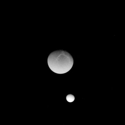 Cross-Worlds! (1)
I "lineamenti" superficiali di Dione sono inconfondibili; più difficile, invece, è l'individuazione del secondo Corpo Celeste che va ad incrociare Dione. Le immagini non sono perfette e la loro definizione è scarsa; tuttavia, applicando una notevole magnificazione, ci sembra di intravedere il bordo di un grande cratere, situato all'estremo Nord (dal punto di vista di Cassini - ergo dell'Osservatore) della seconda luna.
Si tratta, forse, del grande cratere Herschel, noto anche come "L'Occhio di Mimas".

Oppure, come suggerisce l'albedo della seconda luna, si potrebbe trattare di Encelado?

E Voi che ne dite? 
In attesa che la NASA ci confermi o ci smentisca "l'ID" della seconda luna, le Vostre opinioni saranno profondamente apprezzate!
Parole chiave: Saturn's Moon - Dione and Mimas