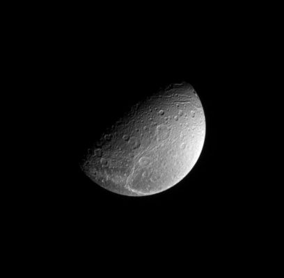 Dione
Caption NASA:"This Cassini Spacecraft view, taken from a vantage point 64° above Dione's Equator, looks down onto the bright fractures that cover the moon's Trailing Side. The fractures crisscross a region of terrain that is significantly darker than the rest of the moon's surface. Dione is approx. 1123 Km (about 698 miles) across. 

The image was taken in visible light with the Cassini spacecraft narrow-angle camera on June 15, 2008. The view was obtained at a distance of approx. 601.000 Km (such as about 374.000 miles) from Dione and at a Sun-Dione-Spacecraft, or Phase, Angle of 76°. Image scale is roughly 4 Km (a little more than 2 miles) per pixel".
Parole chiave: Saturn's Moons - Dione