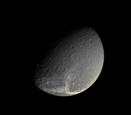 Dione
Caption NASA:"The Cassini Spacecraft looks down on the North Pole of Dione and the fine fractures that cross its Trailing Hemisphere. 
The North Pole of Dione lies on the Terminator between shadow and light, about halfway down the left side of the image. This view is centered at 66° North Lat. and 224° West Long. 

Lit terrain seen here is on the Trailing Hemisphere and anti-Saturn side of Dione. To learn more about Dione's fractures, see PIA09764. 

The image was taken in Visible Light with the Cassini Spacecraft narrow-angle camera on July 11, 2009. The view was obtained at a distance of approx. 429.000 Km (such as about 267.000 miles) from Dione and at a Sun-Dione-Spacecraft, or Phase, Angle of 67°. 
Image scale is roughly 3 Km (a little less than 2 miles) per pixel".
Parole chiave: Saturn's Moon - Dione