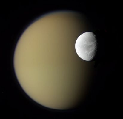 Fading in the Background... (credits: NASA/JPL/SSI; Color composite: Emily Lakdawalla)
Emily Lakdawalla è sicuramente bravissima, ma la nostra Elisabetta Bonora è meglio: nessuno ne dubita. Eppure, per l'ennesima volta, la prestigiosa Rubrica NASA "Astronomy, Picture of the Day", pubblica un lavoro che è stato palesemente scopiazzato dalle nostre pagine. 
Non ci credete? Beh, questo non è un nostro problema. Andate a vedere la "Picture of the Day" del 20 Aprile 2010 e poi guardate l'immagine pubblicata da noi il giorno 12 Aprile 2010.

E se Vi va, alla fine provate a fare "2 + 2". E per quanti sforzi possiate inventarVi per dimostrare il contrario, credeteci, la somma sarà SEMPRE "4"...
Parole chiave: Saturnian Moons - Dione and Titan