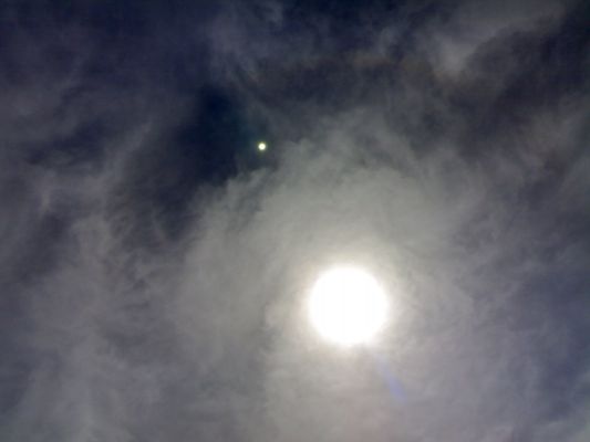 Lens Flare or something else?!? (credits: Dr G. Barca)
Un Sole brillante e velato, domina il cielo sopra la Cittadina Ligure di Albissola. Ma che cosa c'è accanto a quel Sole Estivo?

Il Dr Barca, quando ha scattato la fotografia, riferisce di NON AVER visto nulla e quindi, a nostro parere, le possibilità sono solo due:

1) si tratta di un effetto ottico noto come "Lens Flare", in questo caso davvero molto simile a quegli effetti che, presenti in svariati frames Apollo, fecero parlare di UFO per anni ed erroneamente oppure...

2) ...oppure diteci Voi di che cosa si potrebbe trattare...
Parole chiave: The Sun from Earth - Controversial