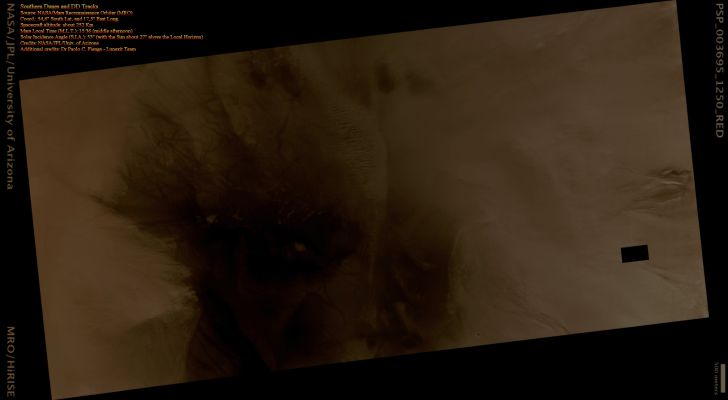 Unnamed Southern Crater with Large Dunefield and DD Streaks (CTX Frame - Absolute Natural Colors; credits for the additional process. and color.: Dr Paolo C. Fienga - Lunexit Team) 
nessun commento
Parole chiave: Mars from orbit - Dunes with DD Tracks