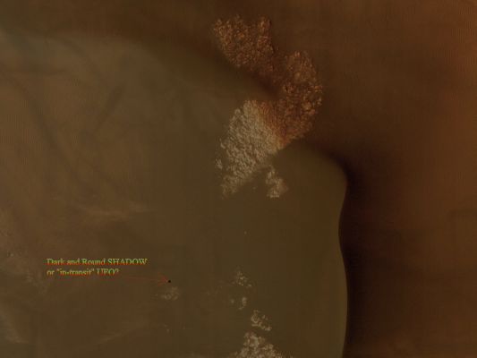 Southern Dunes and DD Tracks (Absolute Natural Colors; credits for the additional process. and color.: Dr Paolo C. Fienga - Lunexit Team)
Una "singolare" Anomalìa che non può e non deve passare inosservata (di qualsiasi evento o fenomeno - naturale o artificiale - Essa costituisca l'espressione visibile).
Parole chiave: Mars from orbit - Dunes with DD Tracks and Anomaly