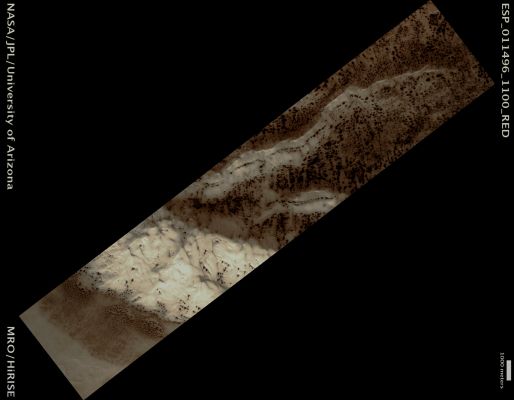 Jeans Crater's Dunefield Seasonal Monitoring (Natural Colors; credits: Lunar Explorer Italia)
Mars Local Time: 16:25 (middle afternoon)
Coord. (centered): 69,6° South Lat. and 153,3° East Long.
Spacecraft altitude: 251,1 Km (such as about 156,9 miles) 
Original image scale range: 50,2 cm/pixel (with 1 x 1 binning) so objects ~ 1,51 mt across are resolved 
Map projected scale: 50 cm/pixel
Map projection: EQUIRECTANGULAR 
Emission Angle: 9,5° 
Phase Angle: 71,0°
Solar Incidence Angle: 79° (meaning that the Sun is about 11° above the Local Horizon)
Solar Longitude: 187,7° (Northern Autumn)
Credits: NASA/JPL/University of Arizona
Additional process. and coloring: Lunar Explorer Italia
Parole chiave: Mars from orbit - Craters - Jeans Crater