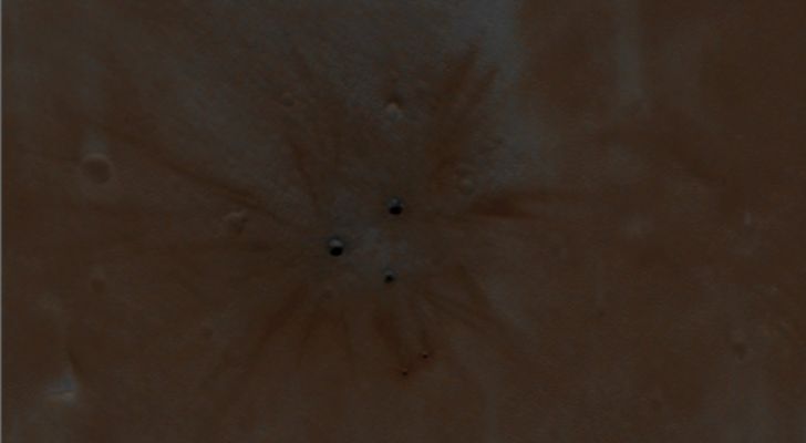 Fresh Triplet! (edm n. 1 - Natural Colors; credits: Dr M. Faccin)
Coord.: 2,4° North Lat. and 266,7° East Long.
Spacecraft altitude: about 265 Km
M.L.T.: 15:50 (middle afternoon)
S.I.A.: 58° (Sun about 32° high on the L.H.)
Parole chiave: Mars from orbit - Craters - Fresh Triplet