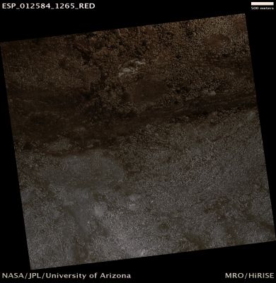 "Hot Surprise" in Nia Vallis (ctx frame - Natural Colors; credits: Lunexit)
Immagini orbitali come questa, nel 99,99% dei casi passano del tutto inosservate ma, come Voi sapete (e come noi abbiamo - da tempo - imparato), spesso le più grosse sorprese si annidano tra le pieghe dei frames - apparentemente - meno intriganti.

In fondo, che cosa ci mostra di particolare questo frame? Si tratta della Regione Marziana di Nia Vallis (siamo nelle medie Latitudini dell'Emisfero Australe di Marte, intorno alle coordinate 53° Sud e 323° Est) ed il dettaglio colto dagli occhi della Sonda MRO ci mostra quelli che sembrano residui di antiche (ed ormai del tutto estinte) attività fluviali su una superficie rocciosa e ricca di macigni di dimensioni medio-piccole. Nulla di più.

Eppure, una volta che il nostro Dr Faccin ha "scansionato" il frame nella sua versione JP2000, qualcosa è emersa.

Qualcosa che vedrete nel prossimo frame...
Parole chiave: Mars from orbit - Nia Vallis - Controversial