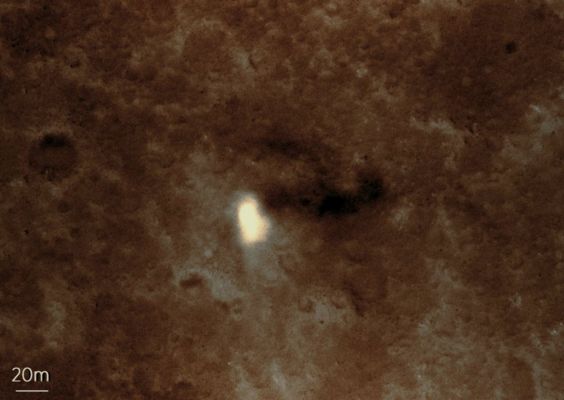 Dust Devil inside Gusev Crater (edm n.2 - Natural - but enhanced - Colors; credits: Lunexit)
Questo EDM - che ci mostra un Dust Devil durante la sua corsa sulla Pianura di Gusev Crater - è stato realizzato dalla NASA. 
L'importanza del frame, come ormai sapete, deriva dal fatto che il DD è stato ripreso in contemporanea da due punti di osservazione privilegiati: dall'orbita, grazie alla Sonda MRO, e dalla Superficie, grazie al MER Spirit.

Tutto fantastico, sicuramente.

Ci preme però sottolineare come il "taglio" della subimage in questione sia stato fatto in maniera tale da "eliminare" la visione della possibile Silver Sphere, presente a poco più di un centinaio di metri dal DD (Silver Sphere che è stata invece localizzata dal nostro Dr Faccin, tramite l'analisi del frame originale, nella sua versione in JP2).

Meditateci sopra...
Parole chiave: Mars from orbit - Craters - Gusev Crater