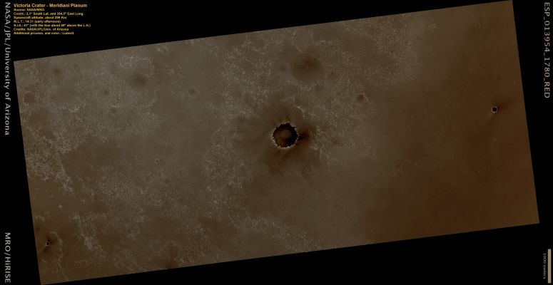 Victoria Crater (CTX Frame - Natural Colors; credits: Lunexit)
This image has an interesting perspective because of the oblique viewing geometry. In addition, the Tracks left by the Opportunity Rover are visible just North of Victoria.
Parole chiave: Mars from orbit - Craters - Victoria Crater