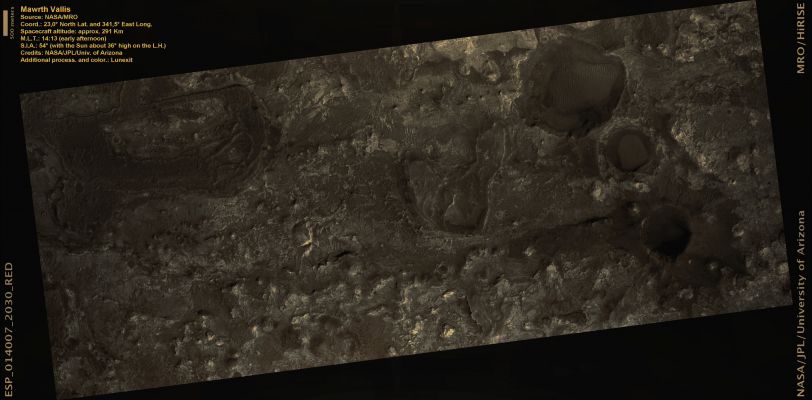 Mawrth Vallis (Blue Filter OFF - Red Filter ON - Natural Colors; credits: Lunexit)
Con un semplice "scambio" di Filtri/Colore, ecco che un paesaggio - pur rimanendo in Colori Naturali - cambia radicalmente di aspetto.
Questo è solo un piccolissimo esempio di quanto sia facile alterare la realtà, pur rimanendo - se non altro formalmente - nell'ambito della Colorizzazione Naturale (e cioè quella colorizzazione fatta rispettando le linee RGB proprie del frame, e finalizzata a dare all'Osservatore un'idea di come il paesaggio ripreso gli apparirebbe "ad occhio nudo", e cioè senza l'ausilio di supporti idonei ad amplificare lo Spettro della Luce - normalmente - Visibile ad un essere umano).
Parole chiave: Mars from orbit - Mawrth Vallis Region