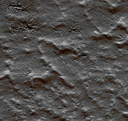 Spiders (EDM - Natural Colors; credits: Lunexit)
Il bizzarro dettaglio segnalatoci dal nostro Amico e Partner, Dr Gualtiero la Fratta, non sembra risolversi in un qualcosa di agevolmente definibile: in attesa di processare la porzione di frame in oggetto dal formato JP2, quindi, possiamo solo fare due supposizioni.
La prima (razionale), in virtù della quale si può dire che stiamo osservando un image-artifact; la seconda (un pò più immaginifica) che ci suggerisce la possibilità per cui il rilievo bizzarro che si distingue davanti a noi potrebbe risolversi in due fratture lineari della supercfiie le quali - tutto sommato - potrebbero costituire due "bocche" di un medesimo geyser - di dimensioni davvero modestissime.
Parole chiave: Mars from orbit - South Polar Regions - Controversial feature