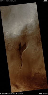 Gully in Massif in the Nereidum Montes (Natural Colors; credits: Lunexit)
Source: NASA/MRO
Coord.: 47,4° South Lat. and 305,3° East Long.
Spacecraft altitude: about 253 Km
M.L.T.: 14:28 (early afternoon)
S.I.A.: 44° (with the Sun about 46° above the Local Horizon)
Credits: NASA/JPL/Univ. of Arizona
Additional process. and color.: Lunexit
Parole chiave: Mars from orbit - Nereidum Montes Region
