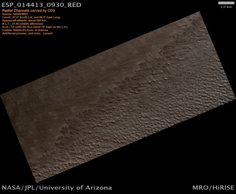 Radial Channels carved by CO2 - a.k.a.: The "Spiders" (CTX Frame - Natural Colors; credits: Lunexit)
Mars’ Carbon Dioxide-based Atmosphere partially condenses every Winter to form Polar Caps of Dry Ice (CO2). In the Spring, the evaporation/sublimation of the ice is a dynamic process and carves Channels into the ground as it escapes back into the Atmosphere.

Often these Channels are radial in nature and are colloquially refered to as “Spiders” although the prefered term for these radially-organized channels is “Araneiform” (which means spider-like).
Parole chiave: Mars from orbit - Southern Features - Spiders
