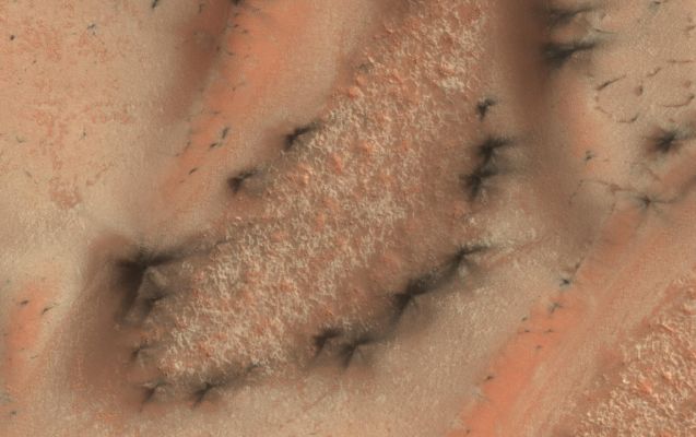 Northern Spring (EDM - Natural Colors; credits: NASA/JPL/Univ. of Arizona)
nessun commento
Parole chiave: Mars from orbit - North Polar Features - Dark Streaks