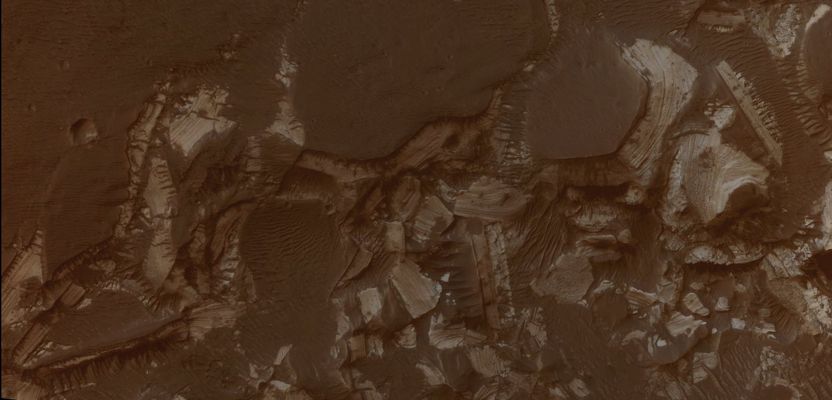 The "White Cliffs" of Holden Crater (EDM - Natural Colors; credits for the additional process. and color.: Dr Paolo C. Fienga - Lunexit Team)
nessun commento
Parole chiave: Mars from orbit - Craters - Holden Crater