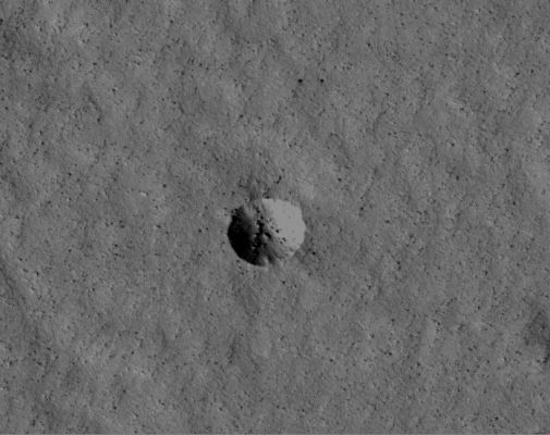 Unnamed small Northern Crater with extremely High-Albedo of the inner East Slope (EDM n.1 - credits for the additional process.: Dr Gianluigi Barca - Lunexit Team)
Ringraziando, come sempre, il nostro bravissimo Dr Gianluigi Barca (Big "G") per il suo costante e prezioso aiuto, possiamo - a questo punto - dichiarare "risolto il mistero" della pseudo-cupola: si tratta, come Voi stessi, ora, potete vedere bene, di un semplice cratere (di modestissime dimensioni).

La causa della sensazione di "netto (se non "eccessivo" ed "innaturale") distacco" fra il suo versante in luce e quello in ombra (evidenziatasi nel frame orbitale a bassa risoluzione), è risolvibile e spiegabile nell'esistenza di una sorta di frattura (con outcrop) frastagliata e "a gradino" che lo attraversa latitudinalmente (dal nostro punto di vista, come ovvio) e ne separa la porzione Ovest (accidentata e polverosa) da quella Est - apparentemente priva di asperità e caratterizzata da un'Albedo straordinaria la quale diviene e rimane, anche ad elevatissima risoluzione e post-processing addizionale, la causa della sovrasaturazione del frame e della conseguente - e quasi inevitabile in LR - svista.

La qualità di questo frame NASA-MRO Original, sebbene in formato JP2, non è eccezionale, ma il rilievo è comunque risolto e, purtroppo, non si tratta affatto di una cupola, ma - ribadiamo - di un piccolo cratere il quale dovrebbe essere ricoperto di brina ghiacciata sul suo lato Est (la brina ghiacciata ci sembra la causa più ragionevole dell'evidente vizio di sovraesposizione).

Ci è gradita questa ulteriore circostanza per ribadire che il Lavoro di "Investigatori (e Divulgatori dei Fatti) del Cosmo" non può prescindere dal possesso non solo di alcuni Elementi di Base per l'analisi e l'interpretazione dei rilievi superficiali situati in ambienti planetari extra-terrestri, ma anche dal mantenimento di una certa (elevata, in vero) dose di Pragmatismo e Razionalità, indispensabili per evitare di incorrere negli "errori" che, ad esempio, hanno reso famoso (e ricco) il Dr Richard Hoagland (il quale - probabilmente in maniera deliberata - interpreta e vende al Pubblico, da almeno trent'anni a questa parte, una serie di rilievi Lunari e Marziani "concavi" (trattasi di "crateri"), come "convessi" (trasformandoli dunque in "cupole") e così creando degli artefatti che, come ovvio, non esistono se non nella sua immaginazione).

Il Lavoro di Lunar Explorer Italia, come chi ci conosce sa bene, consiste proprio in questo: osservare, spiegare (sin dove possibile) e quindi divulgare, senza alterazioni e manipolazioni della realtà, alcuni "luoghi" ed "eventi" del Cosmo.
 
Questa "postilla" è simpaticamente dedicata a quel gruppetto di stupidotti ed inetti che, alcuni mesi fa, bollarono Lunexit come "associazione complottista" (con ciò dimostrando la loro totale ed assoluta ignoranza e malafede).
Parole chiave: Mars from orbit - Craters - Unnamed Crater - Vastitas Borealis Region