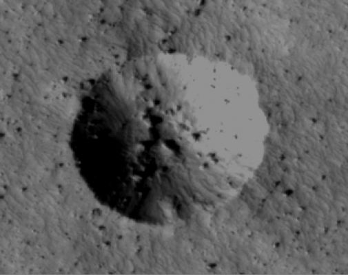Unnamed small Northern Crater with extremely High-Albedo of the inner East Slope (EDM n.2 - credits for the additional process.: Dr Gianluigi Barca - Lunexit Team)
Ringraziando, come sempre, il nostro bravissimo Dr Gianluigi Barca (Big "G") per il suo costante e prezioso aiuto, possiamo - a questo punto - dichiarare "risolto il mistero" della pseudo-cupola: si tratta, come Voi stessi, ora, potete vedere bene, di un semplice cratere (di modestissime dimensioni).

La causa della sensazione di "netto (se non "eccessivo" ed "innaturale") distacco" fra il suo versante in luce e quello in ombra (evidenziatasi nel frame orbitale a bassa risoluzione), è risolvibile e spiegabile nell'esistenza di una sorta di frattura (con outcrop) frastagliata e "a gradino" che lo attraversa latitudinalmente (dal nostro punto di vista, come ovvio) e ne separa la porzione Ovest (accidentata e polverosa) da quella Est - apparentemente priva di asperità e caratterizzata da un'Albedo straordinaria la quale diviene e rimane, anche ad elevatissima risoluzione e post-processing addizionale, la causa della sovrasaturazione del frame e della conseguente - e quasi inevitabile in LR - svista.

La qualità di questo frame NASA-MRO Original, sebbene in formato JP2, non è eccezionale, ma il rilievo è comunque risolto e, purtroppo, non si tratta affatto di una cupola, ma - ribadiamo - di un piccolo cratere il quale dovrebbe essere ricoperto di brina ghiacciata sul suo lato Est (la brina ghiacciata ci sembra la causa più ragionevole dell'evidente vizio di sovraesposizione).

Ci è gradita questa ulteriore circostanza per ribadire che il Lavoro di "Investigatori (e Divulgatori dei Fatti) del Cosmo" non può prescindere dal possesso non solo di alcuni Elementi di Base per l'analisi e l'interpretazione dei rilievi superficiali situati in ambienti planetari extra-terrestri, ma anche dal mantenimento di una certa (elevata, in vero) dose di Pragmatismo e Razionalità, indispensabili per evitare di incorrere negli "errori" che, ad esempio, hanno reso famoso (e ricco) il Dr Richard Hoagland (il quale - probabilmente in maniera deliberata - interpreta e vende al Pubblico, da almeno trent'anni a questa parte, una serie di rilievi Lunari e Marziani "concavi" (trattasi di "crateri"), come "convessi" (trasformandoli dunque in "cupole") e così creando degli artefatti che, come ovvio, non esistono se non nella sua immaginazione).

Il Lavoro di Lunar Explorer Italia, come chi ci conosce sa bene, consiste proprio in questo: osservare, spiegare (sin dove possibile) e quindi divulgare, senza alterazioni e manipolazioni della realtà, alcuni "luoghi" ed "eventi" del Cosmo.
 
Questa "postilla" è simpaticamente dedicata a quel gruppetto di stupidotti ed inetti che, alcuni mesi fa, bollarono Lunexit come "associazione complottista" (con ciò dimostrando la loro totale ed assoluta ignoranza e malafede).
Parole chiave: Mars from orbit - Craters - Unnamed Crater - Vastitas Borealis Region