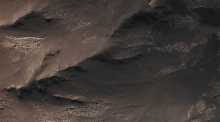 Features of Candor Chasma (CTX Frame "A" - Absolute Natural Colors; credits for the additional process. and color.: Dr Paolo C. Fienga - Lunexit Team)
Mars Local Time: 15:33 (middle afternoon)
Coord. (centered): 5,2° South Lat. and 286,1° East Long.
Spacecraft altitude: 275,3 Km (such as about 172,1 miles) 
Original image scale range: 27,5 cm/pixel (with 1 x 1 binning) so objects ~ 83 cm across are resolved
Map projected scale: 25 cm/pixel
Map projection: EQUIRECTANGULAR
Emission Angle: 15,8° 
Phase Angle: 69,6°
Solar Incidence Angle: 55° (meaning that the Sun is about 35° above the Local Horizon)
Solar Longitude: 162,6° (Northern Summer)
Credits: NASA/JPL/University of Arizona
Additional process. and coloring: Lunar Explorer Italia
Parole chiave: Mars from orbit - Chasmas - Candor Chasma