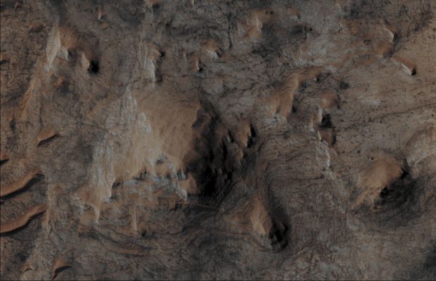 Light-Toned Layered Rocks in Arabia and East Xanthe Regions (EDM n.2 - Absolute Natural Colors; credits for the additional process. and color.: Dr Paolo C. Fienga - Lunexit Team)
Mars Local Time: 15:31 (Middle Afternoon)
Coord. (centered): 19,9° North Lat. and 342,5° East Long.
Spacecraft altitude: 284,8 Km (such as about 178,0 miles) 
Original image scale range: 57,0 cm/pixel (with 2 x 2 binning) so objects ~ 1 mt and 71,0 cm across are resolved
Map projected scale: 50 cm/pixel
Map projection: EQUIRECTANGULAR
Emission Angle: 5,9° 
Sun-Mars-Spacecraft (or "Phase") Angle: 66,2°
Solar Incidence Angle: 61° (meaning that the Sun is about 29° above the Local Horizon)
Solar Longitude: 207,0° (Northern Fall)
Credits: NASA/JPL/University of Arizona
Additional process. and coloring: Dr Paolo C. Fienga - Lunar Explorer Italia
Parole chiave: Mars from orbit - Layered Rocks