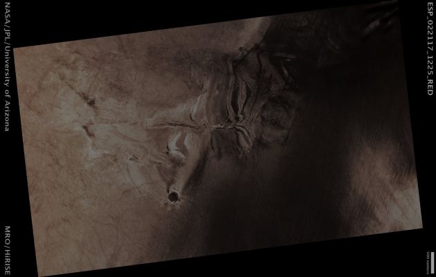 Light and Dark Bands in Darwin Crater (CTX Frame - Absolute Natural Colors; credits for the additional process. and color.: Dr Paolo C. Fienga - Lunexit Team)
Acquisition Date: April, 15, 2011 
Mars Local Time (M.L.T.): 14:54 (Early Afternoon)
Latitude (centered): 57,3° South 
Longitude (East): 340,8° 
Range to Target Site (such as Spacecraft Altitude): 252,5 Km (157,8 miles) 
Original Image Scale Range: 50.5 cm/pixel (with 2 x 2 binning) so objects ~1 meter and 52 cm across are resolved 
Map Projected Scale: 50 cm/pixel
Map projection: EQUIRECTANGULAR 
Emission Angle: 3,7°
Sun-Target-MRO (such as Phase) Angle: 48° 
Solar Incidence Angle (S.I.A.): 45° (with the Sun about 45° above the Local Horizon)
Solar Longitude: 274,7° (Northern Winter=

Parole chiave: Mars from orbit - Craters - Darwin Crater