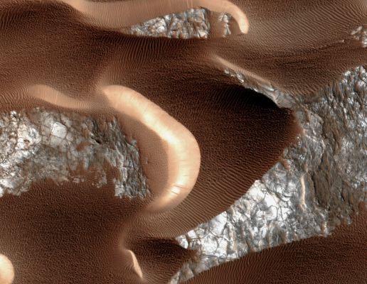 Large Dunefield in Nili Patera (EDM - Natural Colors; credits: NASA/JPL-University of Arizona)
nessun commento
Parole chiave: Mars from orbit - Dunes - Nili Patera Region