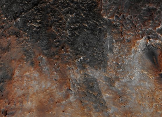 Features of Terra Sabaea (EDM - Enhanced Absolute Natural Colors; credits for the additional process. and color.: Dr Paolo C. Fienga - Lunexit Team) 
Mars Local Time: 14:02 (Early Afternoon)
Coord. (centered): 25,5° North Lat. and 66,1° East Long.
Spacecraft altitude: 287,1 Km (such as about 179,4 miles) 
Original image scale range: 28,7 cm/pixel (with 1 x 1 binning) so objects ~ 86 cm across are resolved 
Map projected scale: 25 cm/pixel
Map projection: EQUIRECTANGULAR
Emission Angle: 27,8° 
Sun-Mars-Spacecraft (or "Phase") Angle: 58,0°
Solar Incidence Angle: 31° (meaning that the Sun is about 59° above the Local Horizon)
Solar Longitude: 328,2° (Northern Winter)
Credits: NASA/JPL/University of Arizona
Additional process. and coloring: Dr Paolo C. Fienga - Lunar Explorer Italia
Parole chiave: Mars from orbit - Terra Sabaea Region