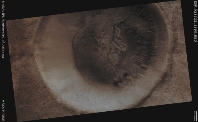 Features of Avire Crater (Absolute Natural Colors; credits for the additional process. and color.: Dr Paolo C. Fienga - Lunexit Team) 
Mars Local Time: 14:15 (Early Afternoon)
Coord. (centered): 40,8° South Lat. and 200,3° East Long.
Spacecraft altitude: 254,5 Km (such as about 159,1 miles) 
Original image scale range: 50,9 cm/pixel (with 2 x 2 binning) so objects ~ 1 mt and 53 cm across are resolved 
Map projected scale: 50 cm/pixel
Map projection: EQUIRECTANGULAR
Emission Angle: 0,5° 
Sun-Mars-Spacecraft (or "Phase") Angle: 41,8°
Solar Incidence Angle: 41° (meaning that the Sun is about 49° above the Local Horizon)
Solar Longitude: 330,2° (Northern Winter)
Credits: NASA/JPL/University of Arizona
Additional process. and coloring: Dr Paolo C. Fienga - Lunar Explorer Italia
Parole chiave: Mars from orbit - Craters - Avire Crater