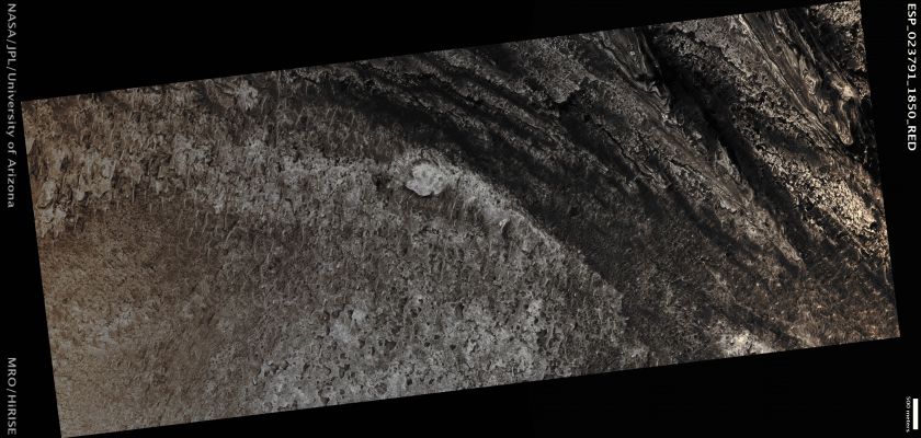 Features of Crommelin Crater (Enhanced Absolute Natural Colors; credits for the additional process. and color.: Dr Paolo C. Fienga - Lunexit Team) 
Mars Local Time: 14:10 (Early Afternoon)
Coord. (centered): 5,0° North Lat. and 349,5° East Long.
Spacecraft altitude: 273,5 Km (such as about 171,0 miles) 
Original image scale range: 54,7 cm/pixel (with 2 x 2 binning) so objects ~ 1 mt and 64 cm across are resolved 
Map projected scale: 50 cm/pixel
Map projection: EQUIRECTANGULAR
Emission Angle: 0,1° 
Sun-Mars-Spacecraft (or "Phase") Angle: 33,9°
Solar Incidence Angle: 34° (meaning that the Sun is about 56° above the Local Horizon)
Solar Longitude: 349,7° (Northern Winter)
Credits: NASA/JPL/University of Arizona
Additional process. and coloring: Dr Paolo C. Fienga - Lunar Explorer Italia
Parole chiave: Mars from orbit - Craters - Crommelin Crater