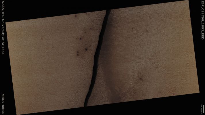 Fissure in Cerberus Fossae (Enhanced Absolute Natural Colors; credits for the additional process. and color.: Dr Paolo C. Fienga - Lunexit Team) 
Mars Local Time: 14:09 (Early Afternoon)
Coord. (centered): 9,2° North Lat. and 157,9° East Long.
Spacecraft altitude: 276,1 Km (such as about 172,6 miles) 
Original image scale range: 27,6 cm/pixel (with 1 x 1 binning) so objects ~ 83 cm across are resolved 
Map projected scale: 25 cm/pixel
Map projection: EQUIRECTANGULAR
Emission Angle: 0,1° 
Phase Angle: 35,1°
Solar Incidence Angle: 35° (meaning that the Sun is about 55° above the Local Horizon)
Solar Longitude: 350,0° (Northern Winter)
Credits: NASA/JPL/University of Arizona
Additional process. and coloring: Dr Paolo C. Fienga - Lunar Explorer Italia
Parole chiave: Mars from orbit - Volcanic Features - Fissures - Cerberus Fossae
