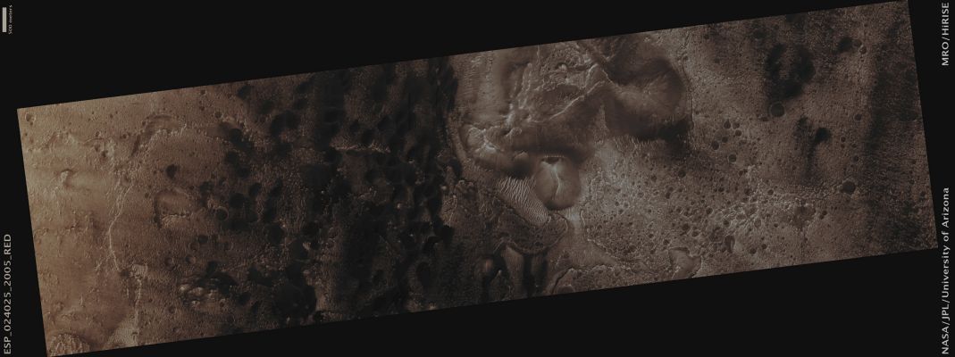 Dark Dunes in Syrtis Major Planum (Absolute Natural Colors; credits for the additional process. and color.: Dr Paolo C. Fienga - Lunexit Team)
Mars Local Time: 14:11 (Early Afternoon)
Coord. (centered): 20,3° North Lat. and 79,2° East Long.
Spacecraft altitude: 281,4 Km (such as about 175,9 miles) 
Original image scale range: 28,2 cm/pixel (with 1 x 1 binning) so objects ~ 84 cm across are resolved 
Map projected scale: 25 cm/pixel
Map projection: EQUIRECTANGULAR
Emission Angle: 1,1° 
Sun-Mars-Spacecraft (or "Phase") Angle: 39,3°
Solar Incidence Angle: 38° (meaning that the Sun is about 52° above the Local Horizon)
Solar Longitude: 359,0° (Northern Winter)
Credits: NASA/JPL/University of Arizona
Additional process. and coloring: Dr Paolo C. Fienga - Lunar Explorer Italia
Parole chiave: Mars from orbit - Syrtis Major Planum Region