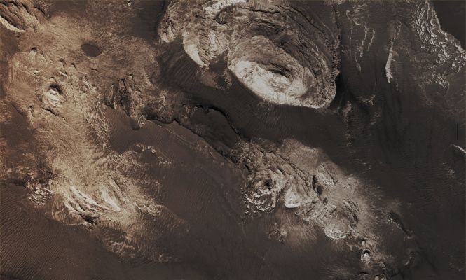 Features of Aureum Chaos (CTX "A" - Enhanced Absolute Natural Colors; credits for the additional process. and color.: Dr Paolo C. Fienga - Lunexit Team) 
Mars Local Time: 14:15 (Early Afternoon)
Coord. (centered): 3,6° South Lat. and 332,6° East Long.
Spacecraft altitude: 270,4 Km (such as about 169,0 miles) 
Original image scale range: 27,1 cm/pixel (with 1 x 1 binning) so objects ~ 81 cm across are resolved
Map projected scale: 25 cm/pixel
Map projection: EQUIRECTANGULAR
Emission Angle: 5,6° 
Sun-Mars-Spacecraft (or "Phase") Angle: 39,4°
Solar Incidence Angle: 34° (meaning that the Sun is about 56° above the Local Horizon)
Solar Longitude: 359,1° (Northern Winter)
Credits: NASA/JPL/University of Arizona
Additional process. and coloring: Dr Paolo C. Fienga - Lunar Explorer Italia
Parole chiave: Mars from orbit - Chaotic Terrain - Aureum Chaos