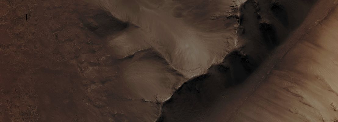 Features of Jus Chasma (Absolute Natural Colors; credits for the additional process. and color.: Dr Paolo C. Fienga - Lunexit Team)
Mars Local Time: 14:19 (Early Afternoon)
Coord. (centered): 8,5° South Lat. and 279,6° East Long.
Spacecraft altitude: 265,0 Km (such as about 165,6 miles) 
Original image scale range: 25,4 cm/pixel (with 2 x 2 binning) so objects ~ 1 mt and 59,0 cm across are resolved
Map projected scale: 50 cm/pixel
Map projection: EQUIRECTANGULAR
Emission Angle: 8,0° 
Sun-Mars-Spacecraft (or "Phase") Angle: 28,3°
Solar Incidence Angle: 36° (meaning that the Sun is about 54° above the Local Horizon)
Solar Longitude: 359,2° (Northern Winter)
Credits: NASA/JPL/University of Arizona
Additional process. and coloring: Dr Paolo C. Fienga - Lunar Explorer Italia
Parole chiave: Mars from orbit - Chasmas - Jus Chasma