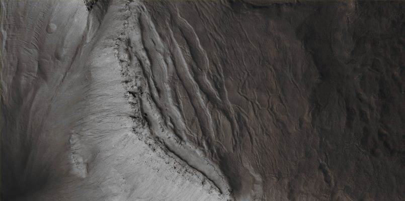 Features of Asimov Crater (CTX "B" - Enhanced Absolute Natural Colors; credits for the additional process. and color.: Dr Paolo C. Fienga - Lunexit Team) 
Mars Local Time: 14:31 (Early Afternoon)
Coord. (centered): 46,8° South Lat. and 5,1° East Long.
Spacecraft altitude: 254,0 Km (such as about 158,8 miles) 
Original image scale range: 25,4 cm/pixel (with 1 x 1 binning) so objects ~ 76 cm across are resolved 
Map projected scale: 25 cm/pixel
Map projection: EQUIRECTANGULAR
Emission Angle: 6,1° 
Sun-Mars-Spacecraft (or "Phase") Angle: 54,4°
Solar Incidence Angle: 58° (meaning that the Sun is about 32° above the Local Horizon)
Solar Longitude: 1,7° (Northern Spring)
Credits: NASA/JPL/University of Arizona
Additional process. and coloring: Dr Paolo C. Fienga - Lunar Explorer Italia
Parole chiave: Mars from orbit - Craters - Asimov Crater