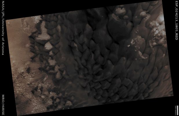 Large Equatorial Dunefield (Absolute Natural Colors; credits for the additional process. and color.: Dr Paolo C. Fienga - Lunexit Team)
Mars Local Time: 14:17 (Early Afternoon)
Coord. (centered): 0,5° North Lat. and 348,8° East Long.
Spacecraft altitude: 275,9 Km (such as about 172,4 miles) 
Original image scale range: 27,6 cm/pixel (with 1 x 1 binning) so objects ~ 83 cm across are resolved 
Map projected scale: 25 cm/pixel
Map projection: EQUIRECTANGULAR
Emission Angle: 9,2° 
Sun-Mars-Spacecraft (or "Phase") Angle: 43,5°
Solar Incidence Angle: 34° (meaning that the Sun is about 56° above the Local Horizon)
Solar Longitude: 6,2° (Northern Spring)
Credits: NASA/JPL/University of Arizona
Additional process. and coloring: Dr Paolo C. Fienga - Lunar Explorer Italia
Parole chiave: Mars from orbit - Dunefield - Equatorial Dunes
