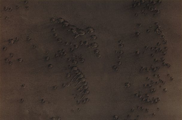 North Polar Dunes (CTX Frame - Absolute Natural Colors; credits for the additional process. and color.: Dr Paolo C. Fienga - Lunexit Team)
Mars Local Time: 13:44 (early afternoon)
Coord. (centered): 73,3° North Lat. and 355,1° East Long.
Spacecraft altitude: 317,5 Km (such as about 198,4 miles) 
Original image scale range: 31,8 cm/pixel (with 1 x 1 binning) so objects ~ 95 cm across are resolved
Map projected scale: 25 cm/pixel
Map projection: POLAR STEREOGRAPHIC
Emission Angle: 1,8° 
Phase Angle: 72,9°
Solar Incidence Angle: 72° (meaning that the Sun is about 18° above the Local Horizon)
Solar Longitude: 8,2° (Northern Spring)
Credits: NASA/JPL/University of Arizona
Additional process. and coloring: Lunar Explorer Italia
Parole chiave: Mars from orbit - North Polar Features - Frozen Dunes