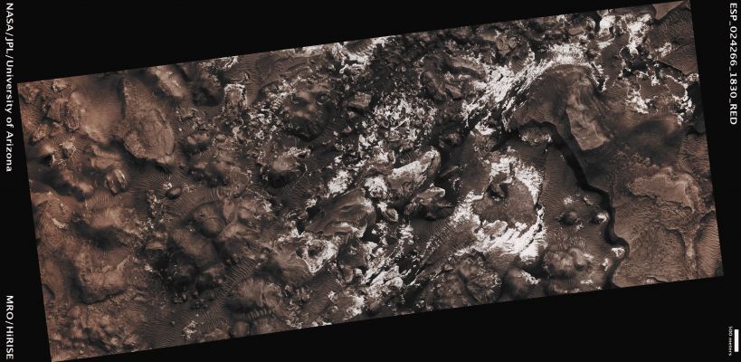 Features of the Eastern Floor of Aram Chaos (CTX Frame - Enhanced Absolute Natural Colors; credits for the additional process. and color.: Dr Paolo C. Fienga - Lunexit Team) 
Mars Local Time: 14:12 (Early Afternoon)
Coord. (centered): 3,1° North Lat. and 340,2° East Long.
Spacecraft altitude: 303,4 Km (such as about 189,6 miles) 
Original image scale range: 30,4 cm/pixel (with 1 x 1 binning) so objects ~ 91 cm across are resolved 
Map projected scale: 25 cm/pixel
Map projection: EQUIRECTANGULAR
Emission Angle: 26,8° 
Sun-Mars-Spacecraft (or "Phase") Angle: 59,7°
Solar Incidence Angle: 33° (meaning that the Sun is about 57° above the Local Horizon)
Solar Longitude: 8,2° (Northern Spring)
Credits: NASA/JPL/University of Arizona
Additional process. and coloring: Dr Paolo C. Fienga - Lunar Explorer Italia
Parole chiave: Mars from orbit - Chaotic Terrain - Aram Chaos