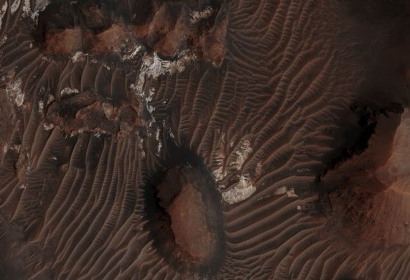 Features of the Eastern Floor of Aram Chaos (EDM - Enhanced Absolute Natural Colors; credits for the additional process. and color.: Dr Paolo C. Fienga - Lunexit Team) 
Mars Local Time: 14:12 (Early Afternoon)
Coord. (centered): 3,1° North Lat. and 340,2° East Long.
Spacecraft altitude: 303,4 Km (such as about 189,6 miles) 
Original image scale range: 30,4 cm/pixel (with 1 x 1 binning) so objects ~ 91 cm across are resolved 
Map projected scale: 25 cm/pixel
Map projection: EQUIRECTANGULAR
Emission Angle: 26,8° 
Sun-Mars-Spacecraft (or "Phase") Angle: 59,7°
Solar Incidence Angle: 33° (meaning that the Sun is about 57° above the Local Horizon)
Solar Longitude: 8,2° (Northern Spring)
Credits: NASA/JPL/University of Arizona
Additional process. and coloring: Dr Paolo C. Fienga - Lunar Explorer Italia
Parole chiave: Mars from orbit - Chaotic Terrain - Aram Chaos