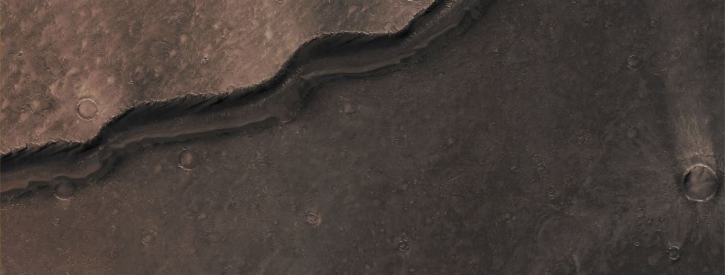 Arnus Vallis (CTX Frame n.1 - Enhanced Absolute Natural Colors; credits for the additoonal process. and color.: Dr Paolo C. Fienga - Lunexit Team)
Mars Local Time: 14:24 (early afternoon)
Coord. (centered): 13,2° North Lat. and 70,3° East Long.
Spacecraft altitude: 274,3 Km (such as about 171,4 miles) 
Original image scale range: 54,9 cm/pixel (with 2 x 2 binning) so objects ~ 1 mt and 65 cm across are resolved
Map projected scale: 50 cm/pixel
Map projection: EQUIRECTANGULAR
Emission Angle: 5,3° 
Phase Angle: 31,1°
Solar Incidence Angle: 36° (meaning that the Sun is about 54° above the Local Horizon)
Solar Longitude: 14,1° (Northern Spring)
Credits: NASA/JPL/University of Arizona
Additional process. and coloring: Lunar Explorer Italia
Parole chiave: Mars from orbit - Channels - Arnus Vallis