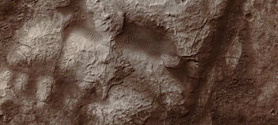 Possible Kaolinite Mound Deposits on Kashira Crater Floor (Extremely Enhanced and Sharpened Natural Colors; credits for the additional process. and color.: Dr Paolo C. Fienga - Lunexit Team)
Coord. (centered): 27,2° South Lat. and 341,2° East Long.
Parole chiave: Mars from orbit - Craters - Kashira Crater