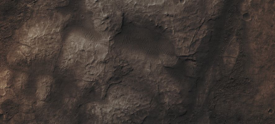 Possible Kaolinite Mound Deposits on Kashira Crater Floor (Absolute Natural Colors; credits for the additional process. and color.: Dr Paolo C. Fienga - Lunexit Team)
Coord. (centered): 27,2° South Lat. and 341,2° East Long.
Parole chiave: Mars from orbit - Craters - Kashira Crater