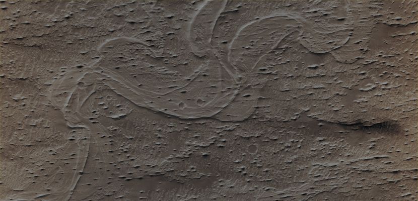 Meanders and Tributaries in Ridge Form in the Zephyria Region (CTX Frame - Absolute Natural Colors; credits for the additional process. and color.: Dr Paolo C. Fienga - Lunexit Team)
Mars Local Time: 14:26 (early afternoon)
Coord. (centered): 5,1° South Lat. and 151,6° East Long.
Spacecraft altitude: 269,6 Km (such as about 168,5 miles) 
Original image scale range: 53,9 cm/pixel (with 2 x 2 binning) so objects ~ 1 mt and 62 cm across are resolved
Map projected scale: 50 cm/pixel
Map projection: EQUIRECTANGULAR
Emission Angle: 4,7° 
Phase Angle: 42,9°
Solar Incidence Angle: 39° (meaning that the Sun is about 51° above the Local Horizon)
Solar Longitude: 16,4° (Northern Spring)
Credits: NASA/JPL/University of Arizona
Additional process. and coloring: Lunar Explorer Italia
Parole chiave: Mars from orbit - Flow Features