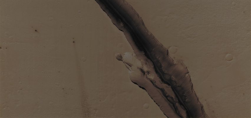 Fissure in Cerberus Fossae (Absolute Natural Colors; credits for the additional process. and color.: Dr Paolo C. Fienga - Lunexit Team)
Coord. (centered): 9,9° North Lat. and 158,3° East Long.

Parole chiave: Mars from orbit - Volcanic Features - Fissures