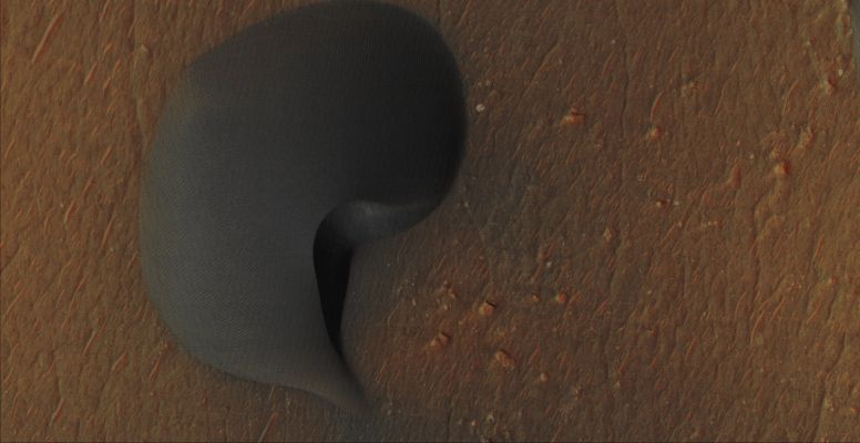 Asymmetrical Dune (Absolute Natural Colors; credits for the additional process. and color.: Dr Paolo C. Fienga/Lunar Explorer Italia/Italian Planetary Foundation)
Mars Local Time: 15:44 (Middle Afternoon)
Coord. (centered): 44,715° South Lat. and 331,100° East Long.
Spacecraft altitude: 255,8 Km (such as about 159,9 miles) 
Map projection: EQUIRECTANGULAR
Emission Angle: 1,1° 
Phase Angle: 56,1°
Solar Incidence Angle: 57° (meaning that the Sun was about 33° above the Local Horizon of the imaged Region, at the time that the picture was taken)
Solar Longitude: 212,3° (Northern Autumn - Southern Spring)
Credits: NASA/JPL/University of Arizona
Additional process. and coloring: Lunar Explorer Italia 
Parole chiave: Mars from orbit - Dunes - Southern Regions