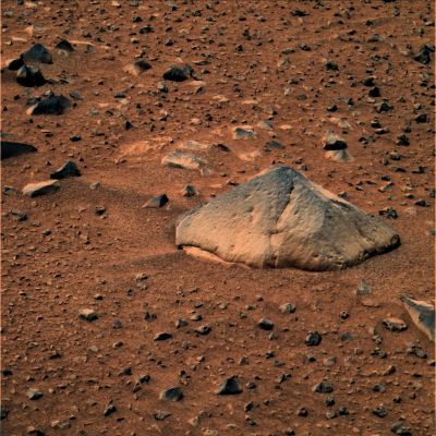 Small "Pseudo-Pyramidal" Surface Feature: a Martian Dreikanter
Esempio di struttura pseudo-piramidale di piccola scala: in questo frame, un boulder di forma vagamente (pseudo) piramidale - comunque poligonale - che venne fotografato dal Rover Spirit durante i suoi primi Giorni Marziani.
Parole chiave: Martian Surface - Pseudo-Pyramidal Feature