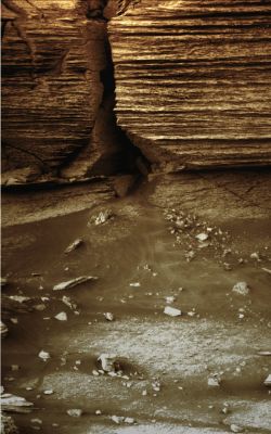 Unusually-looking fractures of the Inner Rim of Victoria
La Geologia Marziana, al pari - in fondo - di quella Terrestre, non smette davvero mai di meravigliarci: quest’immagine ci mostra, in particolare, una frattura che insiste sulle pareti rocciose del Margine Interno (Inner Rim) del Cratere Victoria.
Se osservate l'interno della frattura, poi, qualcosa sembra non tornare ed in effetti, ad un attento esame del dettaglio, parrebbe esserci una soluzione di continuità verticale (---> una intercapedine) tra il corpo roccioso della parete esterna - l'Inner Rim - e la roccia che invece si erge posteriormente ad esso.
I lati della parete stratificata che formano la "diaclasi" (---> frattura), inoltre, non mostrano le discontinuità da cui essa è costituita e ci appaiono praticamente lisci.

Come mai?
Cosa rappresenta il (possibile) vuoto che si intuisce nell'area posteriore della parete che si erge di fronte al Rover? 
Possiamo trovare una spiegazione scientifica a questo fenomeno?

Forse si, anche se - lo diciamo subito - essa non appare del tutto esaustiva.

Ad ogni modo: il Cratere Victoria è caratterizzato dalla presenza di bordi molto erosi, come è ben evidenziato dalla foto orbitale che segue. 
I ripetuti crolli di materiali (forse determinati dal processo noto come "Gravity Wasting", in combinazione con l'azione, pregressa ed attuale, degli agenti atmosferici) potrebbero - nelle ere - aver fatto retrocedere il perimetro d’impatto, rendendo l’aspetto globale della depressione molto frastagliato.

Le profonde incisioni visibili nel frame in questione dovrebbero (e potrebbero) essere state scavate dal vento (e dall’acqua, in un remoto passato...) lungo delle "linee di minor resistenza" le quali possono sicuramente essere rappresentate dalle fratture dei corpi rocciosi interessati dall’evento catastrofico.
E’ noto, infatti, che l’energia sprigionata durante un impatto provoca, nell’area centrale della zona interessata, la fusione istantanea della roccia (ed, eventualmente, la formazione di pieghe e/od ondulazioni) mentre ai margini della medesima è lecito attendersi una risposta alla deformazione principale via-via sempre più rigida e caratterizzata dallo sviluppo di famiglie di faglie e diaclasi.

Un tentativo di risposta al quesito iniziale potrebbe quindi giungere dalle osservazioni di cui sopra. 
Se, infatti, ammettessimo che il vento possa aver selettivamente eroso le stratificazioni esistenti sul lato del Cratere più esposto al suo battere - così mettendo in rilievo i livelli meno erodibili della roccia - sarebbe ragionevole ammettere che i bordi della frattura, essendo più riparati, possano essere rimasti sensibilmente (e quindi visivamente!) più compatti ed omogenei.

Così si spiegherebbe, quindi, l’aspetto “liscio” della roccia che costituisce i lati della diaclasi, mentre il (possibile) vuoto posteriore alla parete esterna - e cioè l'intercapedine - potrebbe essere dovuto al verificarsi di svariati crolli di materiale, anche dovuti all’alto grado di fratturazione del corpo litologico principale (diciamo una conseguenza dell'impatto che trova espressione nel medio-lungo periodo - in senso geologico, ovviamente).
Parole chiave: Victoria Crater - The Inner Rim