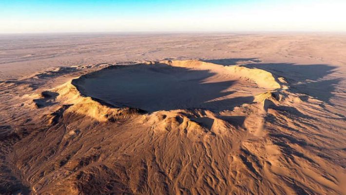 Tenoumer Crater (Mauritania - Western Sahara)
Il drammatico bordo quasi circolare del cratere Tenoumer e' una delle caratteristiche geologiche distintive del paesaggio desertico del Sahara occidentale della Mauritania. 
Parole chiave: Earth's Impact Craters