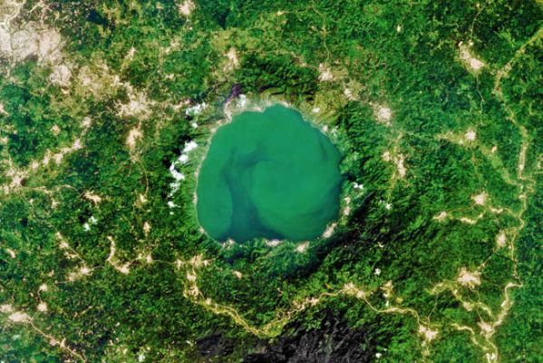 Bosumtwi Crater (Ghana)
Il lago Bosumtwi, l'unico lago naturale del Ghana, e' sprofondato in un antico cratere da impatto situato a sud-est di Kumasi. Gli Ashanti considerano Bosumtwi un lago sacro.
Parole chiave: Earth's Imapact Craters