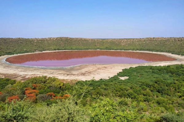 Lonar Crater (India)
Il lago Lonar nello stato del Maharashtra si trova in un cratere formatosi a seguito dell'impatto di un meteorite avvenuto tra 35.000 e 50.000 anni fa.
Parole chiave: Earth's Impact Craters