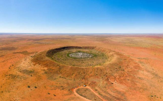 Wolfe Creek Crater (Australia)
Un altro sito di impatto sorprendentemente ben conservato, il Wolfe Creek Crater nell'Australia occidentale ha un diametro di circa 875 metri. Si stima che il cratere abbia meno di 120.000 anni e costituisce il fulcro del Wolfe Creek Meteorite Crater National Park.
Parole chiave: Earth's Impact Craters